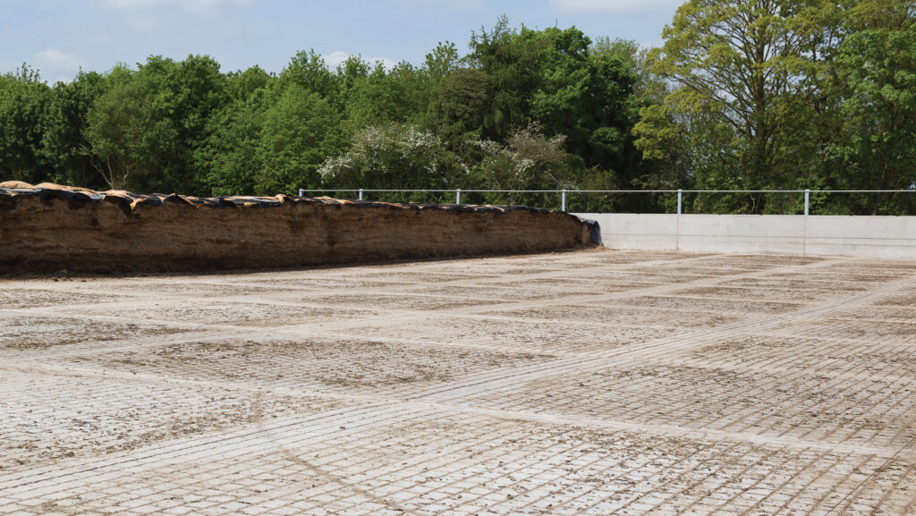 Self-feed silage clamp