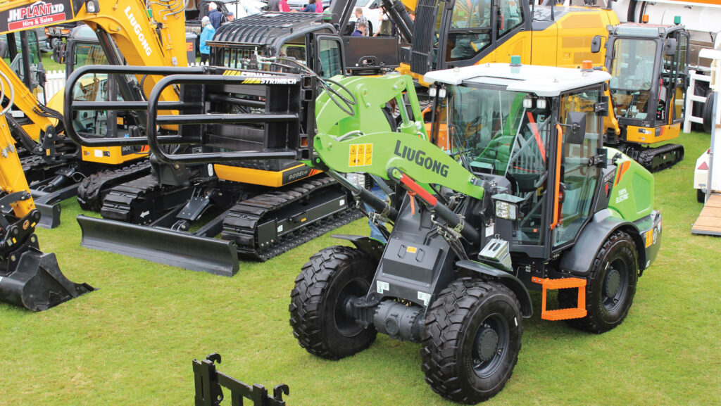 An electric loading shovel