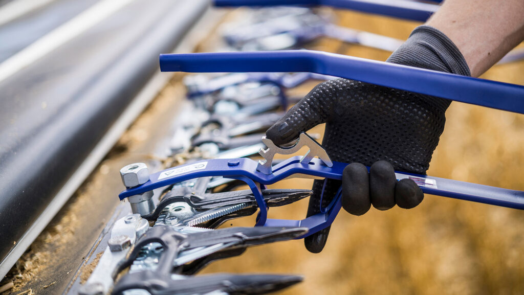 The thumb-operated quick-fit latch and height adjuster on the Schumacher Arista combine harvester cutterbarr © Schumacher