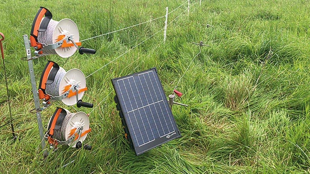 Fencing setup with three earthing roads © MAG/Michael Priestley