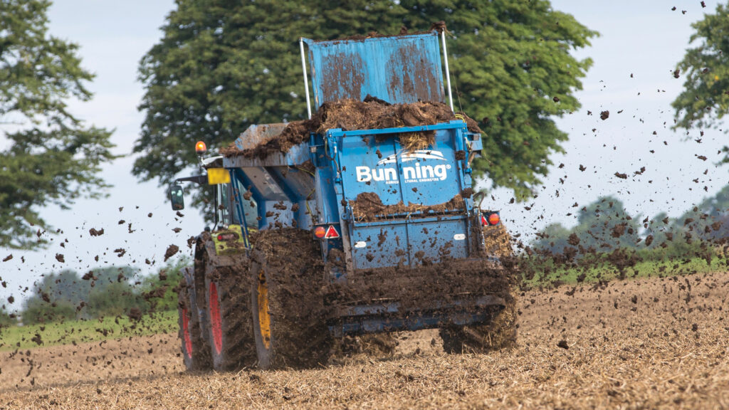 Spreading cattle manure © GNP