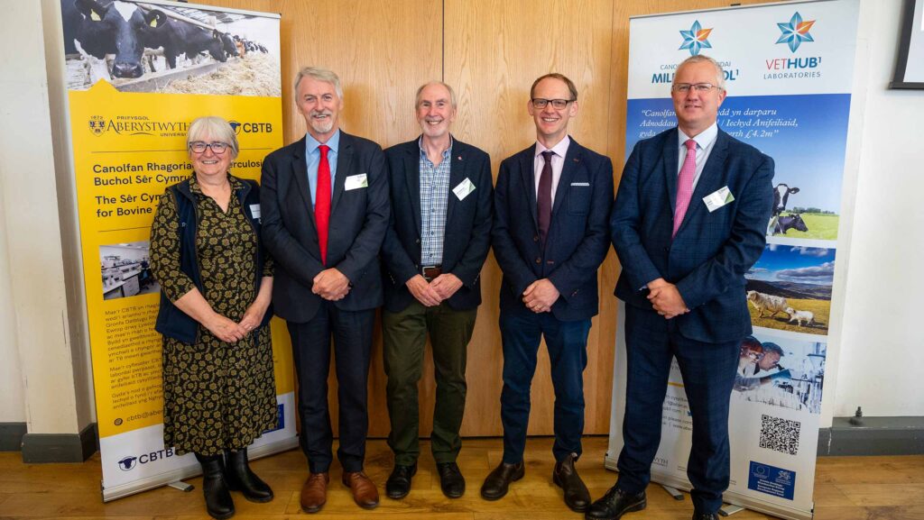 Huw Irranca-Davies (second left) with TB industry leaders © The Welsh goverment