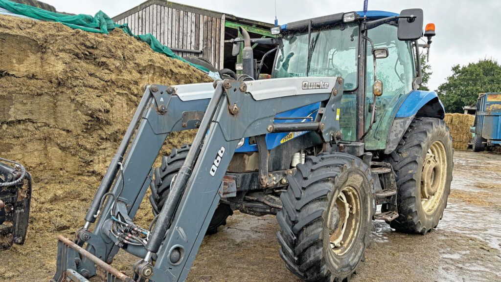 2009 New Holland 6040 tractor