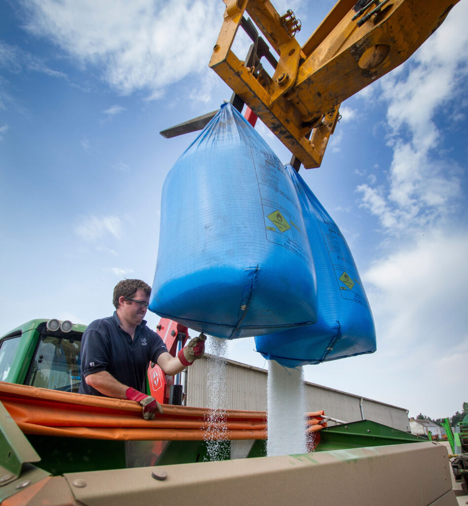 Loading nitrogen into fertiliser spreader