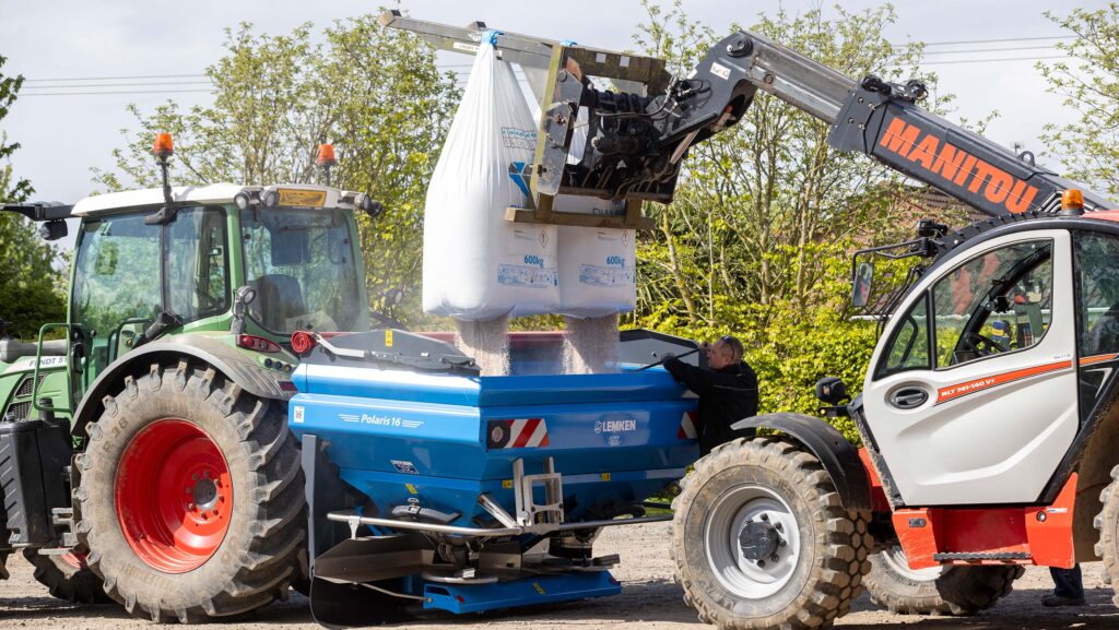 Loading fertiliser spreader © GNP