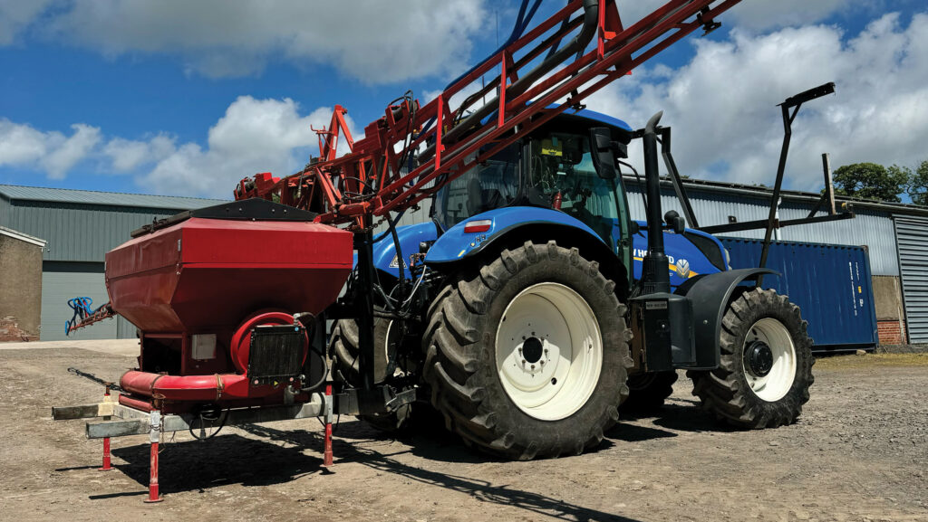 Malcolm Pattullo's cover crop broadcaster © MAG/Oliver Mark