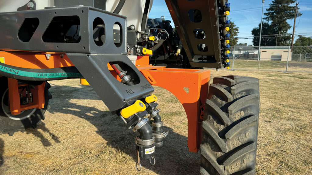 Sprayer tank filling nozzles