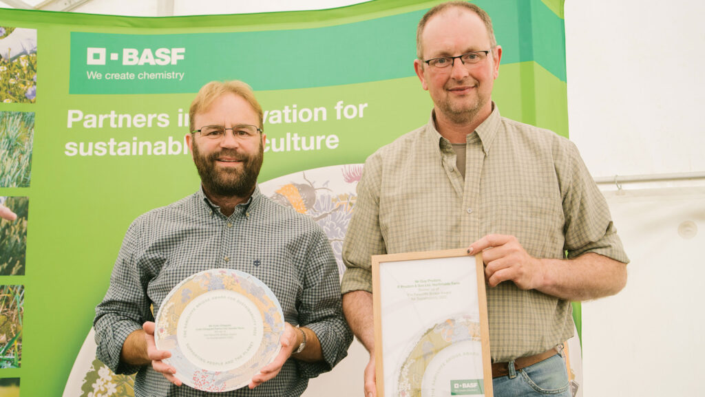 Previous winner Colin Chappell and runner-up Guy Prudom © BASF