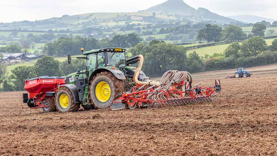 The modular structure of the Kverneland f-drill front hopper, coulter bar & Rotago F power harrow combination ensures an even weight distribution across the machine arrangement improving balance