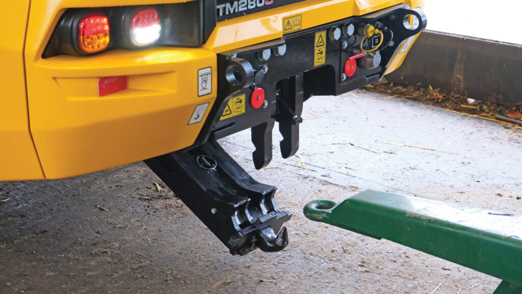 Pick-up hitch on JCB TM280