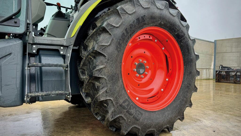 Claas axion rear wheel