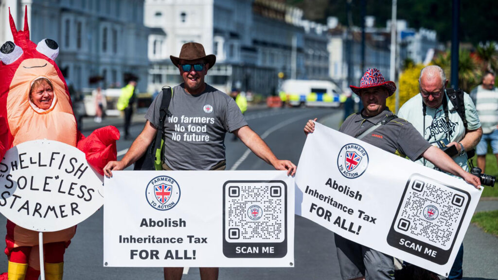 Fishery supporters and Farmers to Action protestors in Llandudno