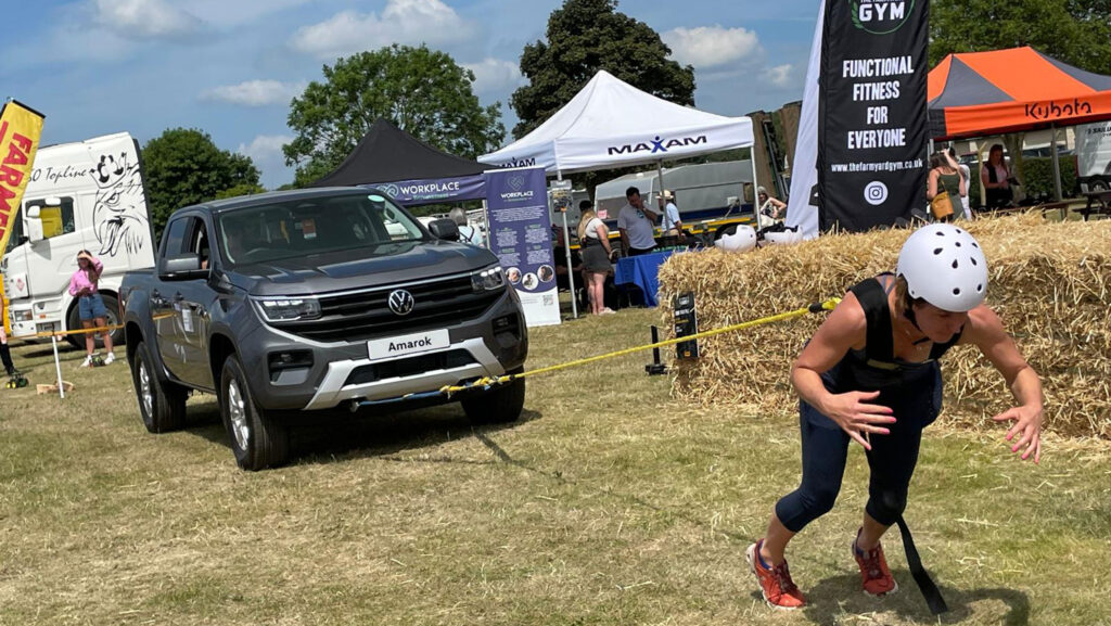 BFF competitor pulling a 4x4