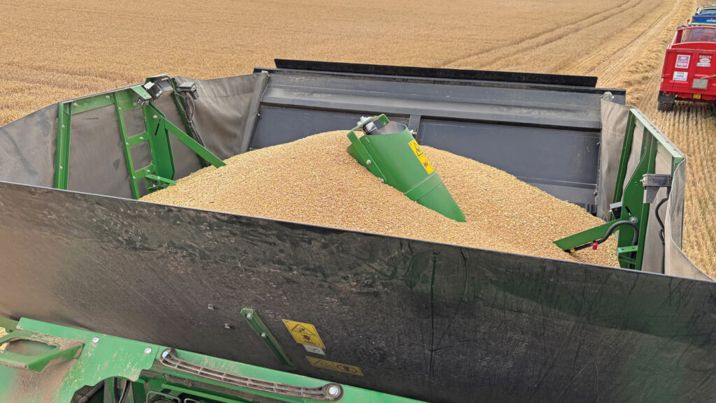 John Deere T5 600 grain tank