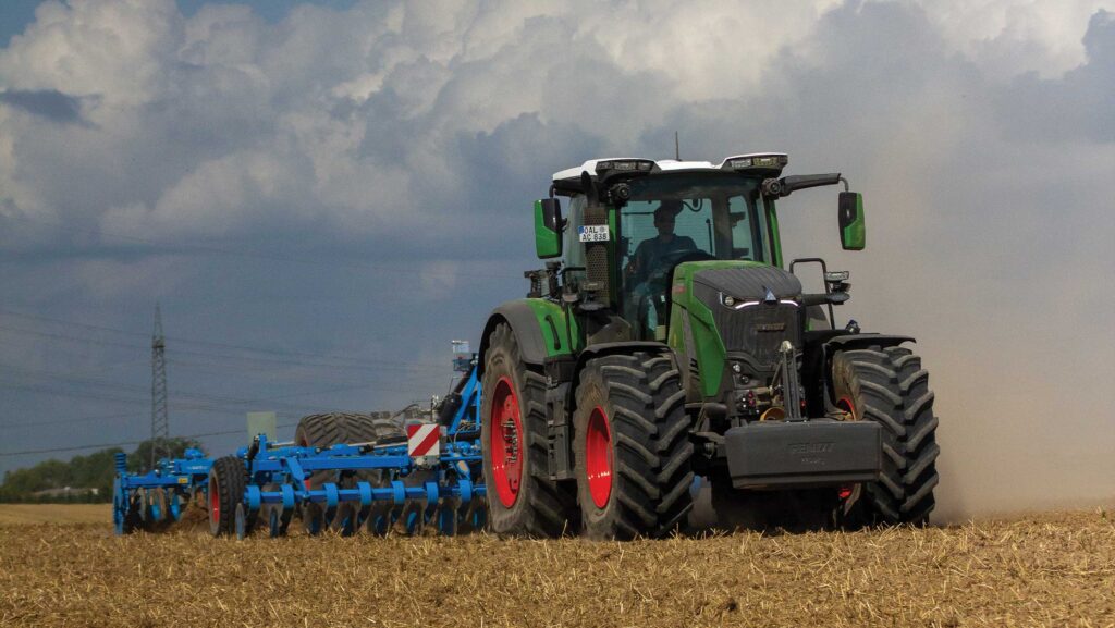 Fendt 800 tractor in field