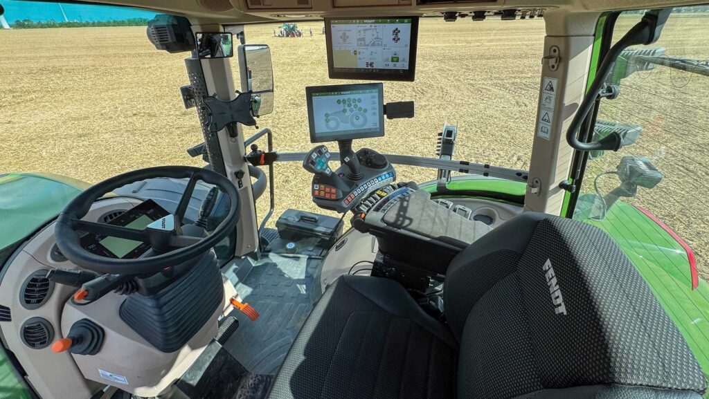 Fendt 800 tractor cab