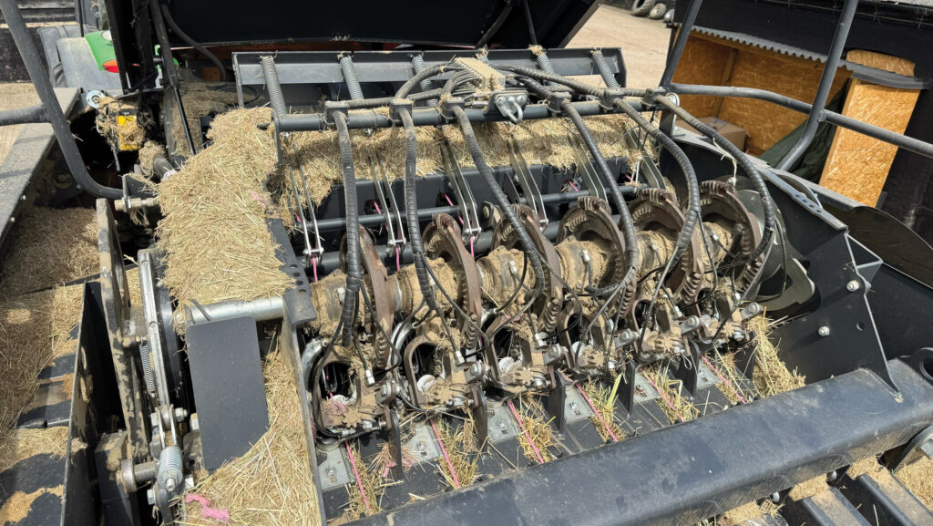 Knotters on 
Kuhn SB 1290 iD baler