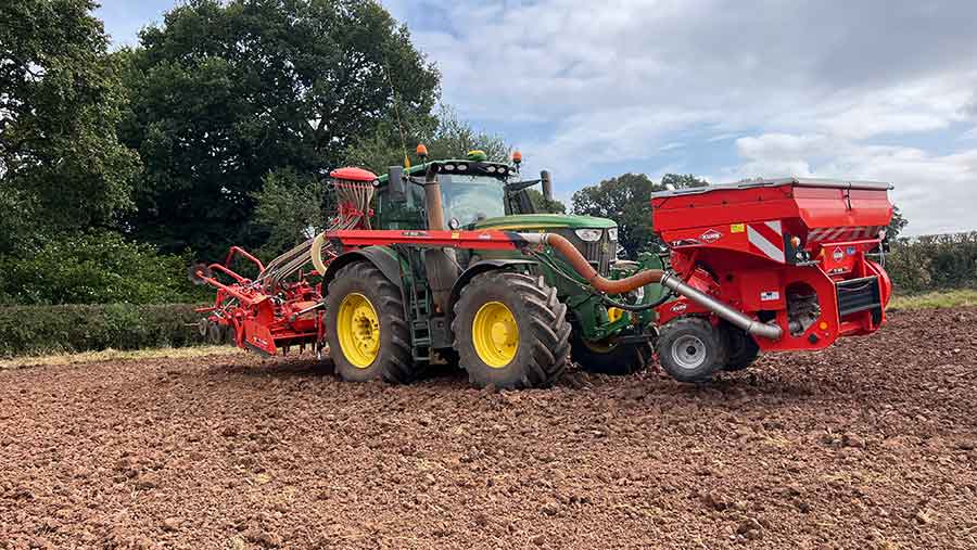 The 4m Kuhn BTFR 4030 is paired with a Kuhn TF 1512 front tank and replaced a larger 6m 6030 model