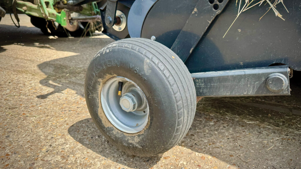 Pick up jockey wheels on Kuhn SB 1290 iD baler