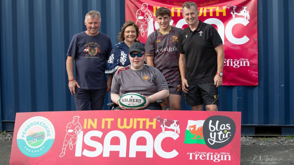 Isaac (centre) with his family and Nigel Owens © Evie Tomlinson