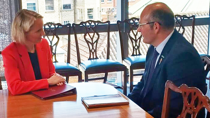 Defra secretary Emma Reynolds meets with NFU president Tom Bradshaw © NFU