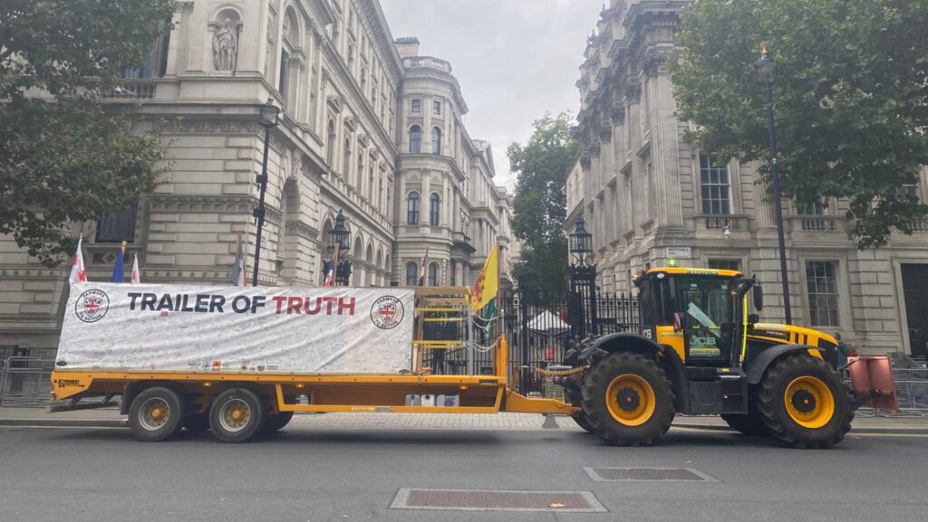 The Trailer of Truth passes Downing Street © Farmers To Action