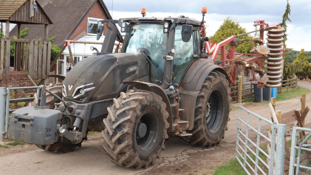 Valtra Q305 tractor