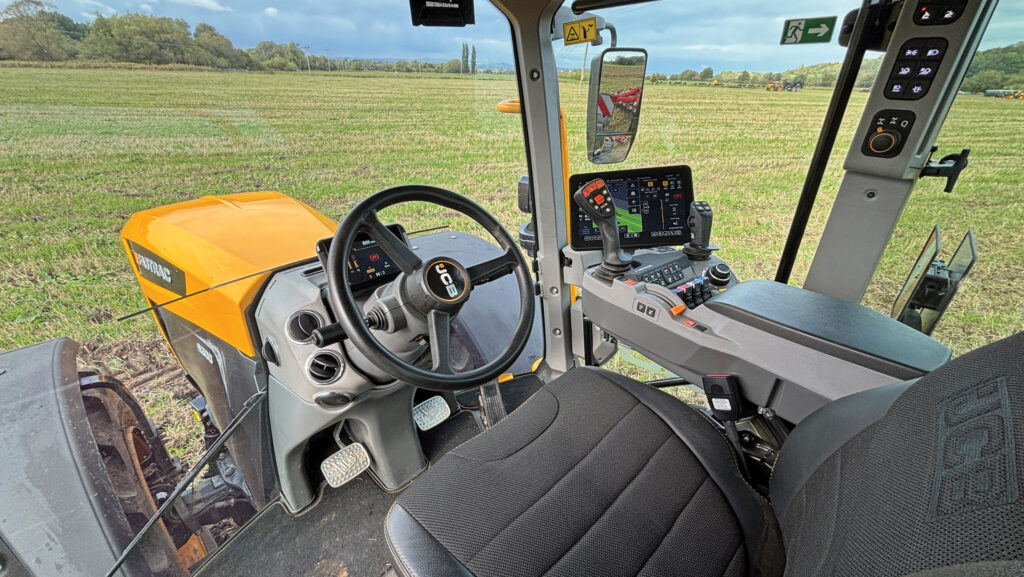 JCB Fastrac 6000-series tractor cab