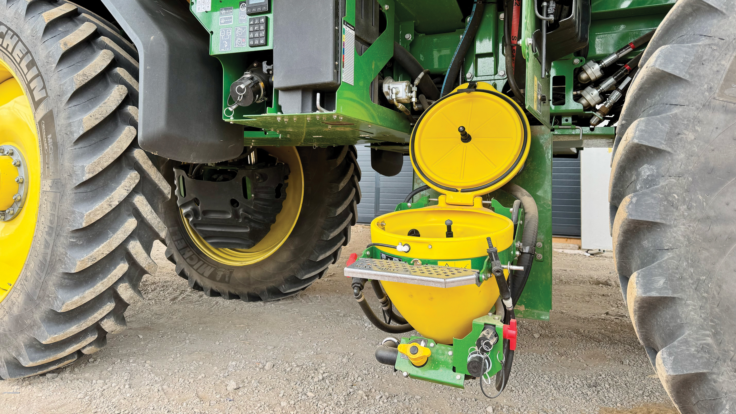 Induction tank of sprayer