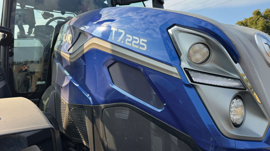 New Holland T7 bonnet
