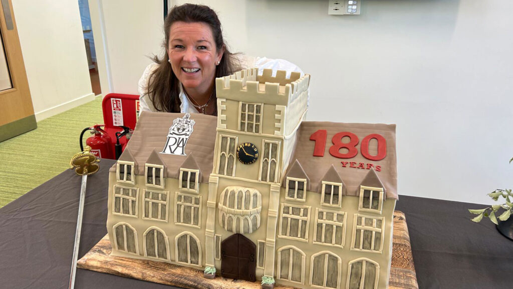 Cake-maker Simone Walls with her creation © RAU