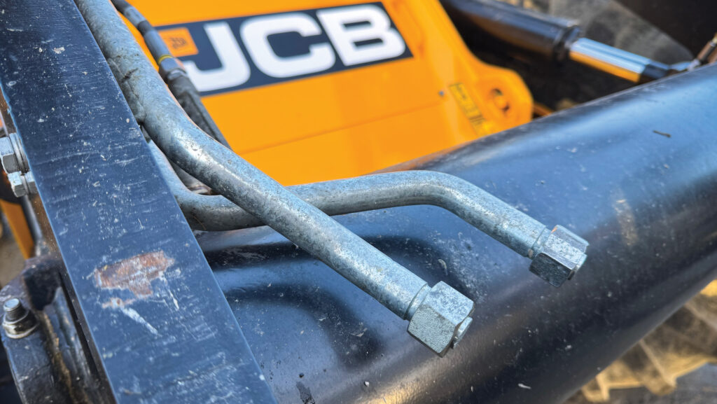Extra auxiliary coupling on JCB 435S