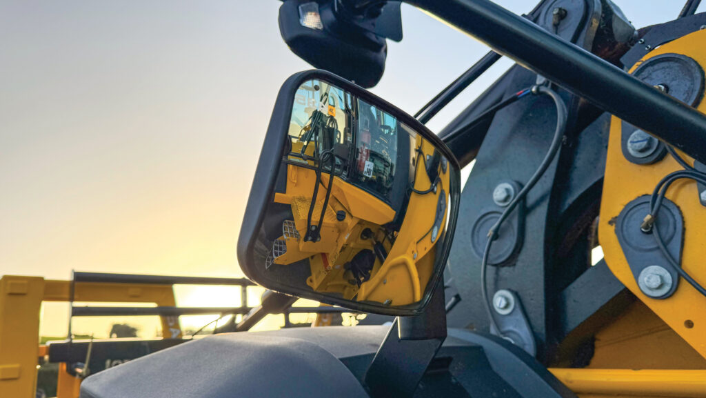 Side mirror on JCB 435S
