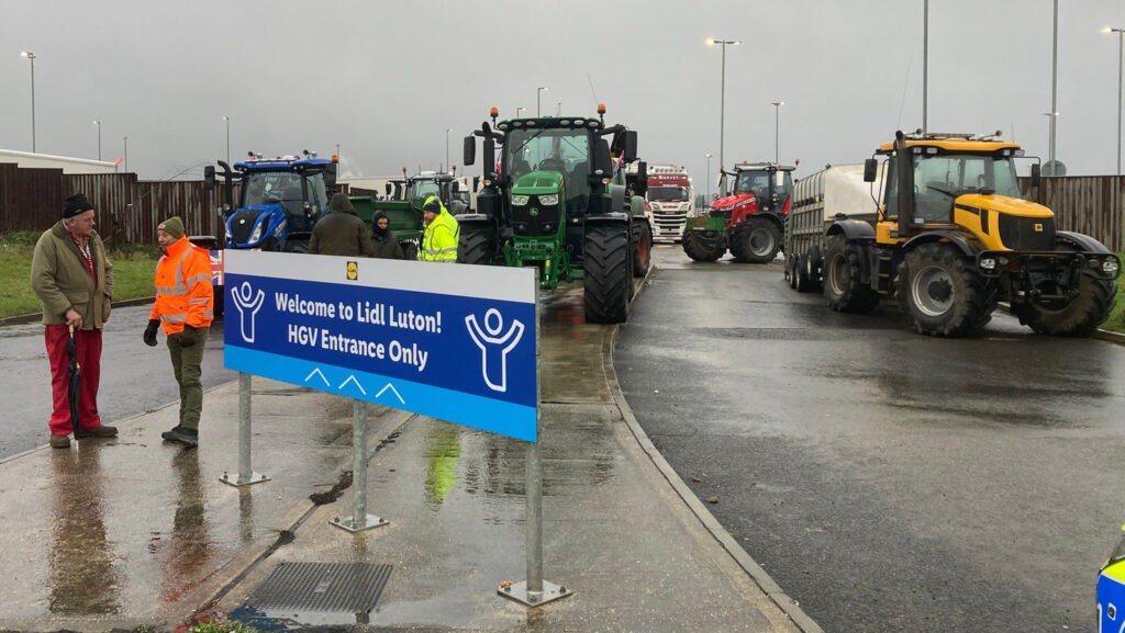 Farmer protest Lidl depot, Luton