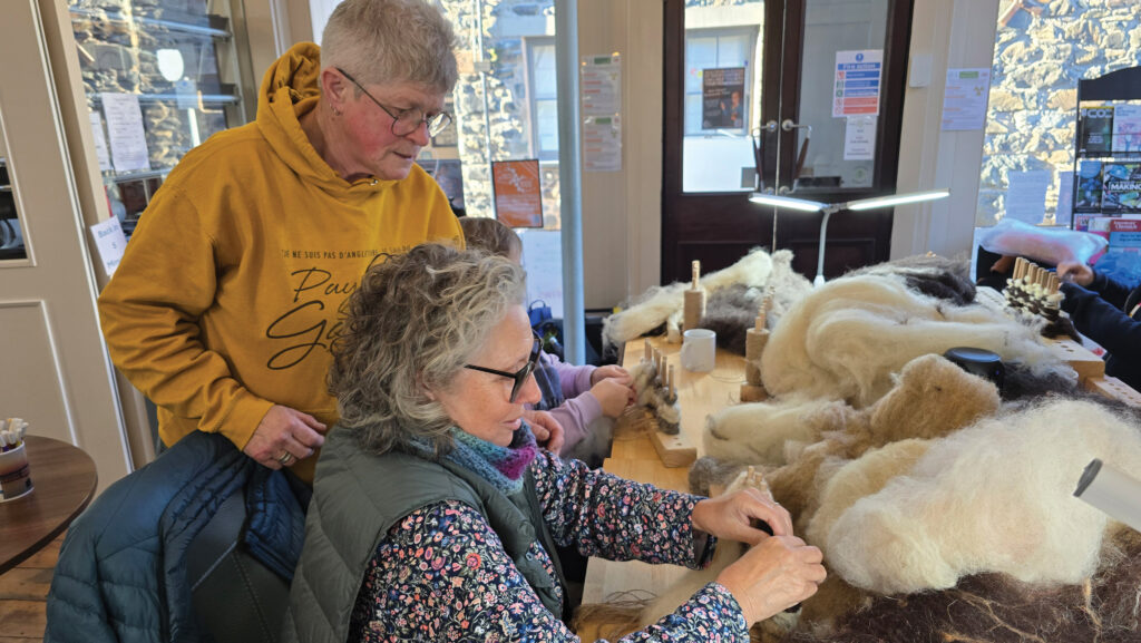 Olwen Ford (standing) runs a wool looming workshops © MAG/Anne Dunn