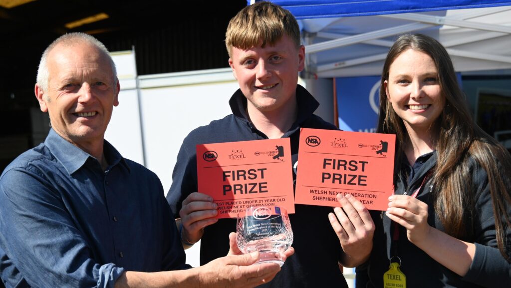 Evan Turner (centre) collecting shepherding award