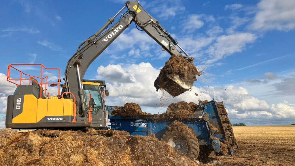 Loader filling a muckspreader