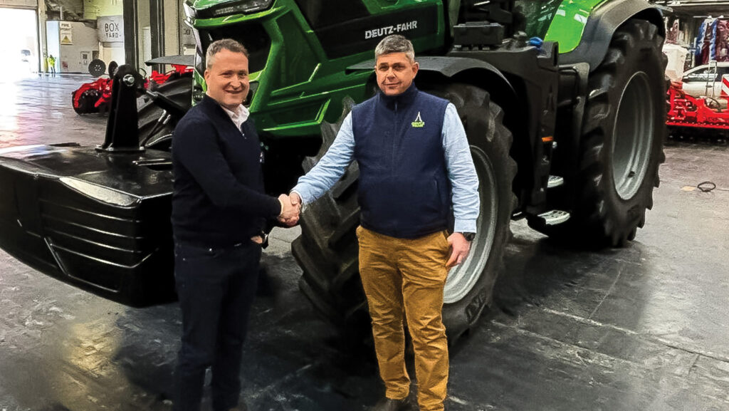 Battlefield Machinery’s Richard Evans with Tim Risdale, SDF area sales manager