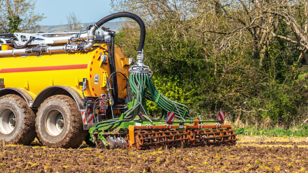 Catros Pro 5003 working in a field