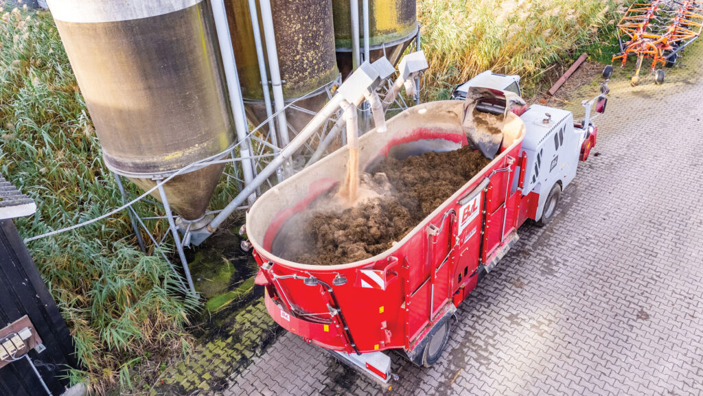 Filling up the BvL V-Mix Drive Maximus Plus with feed