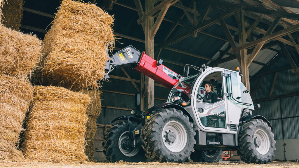 Massey Ferguson straw-bowing kuhn-working-bezu
