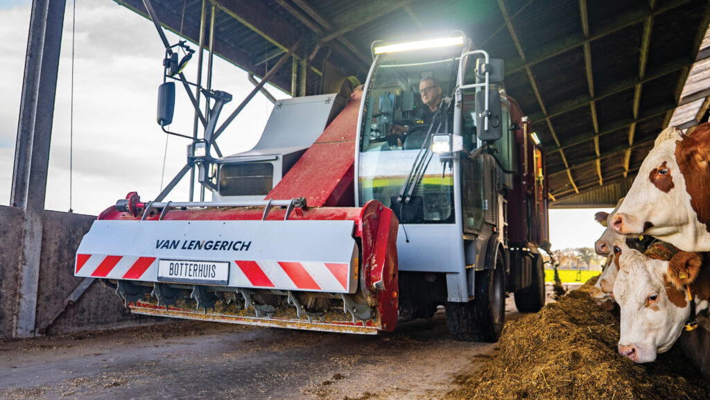 BvL V-Mix Drive Maximus Plus feeding cows