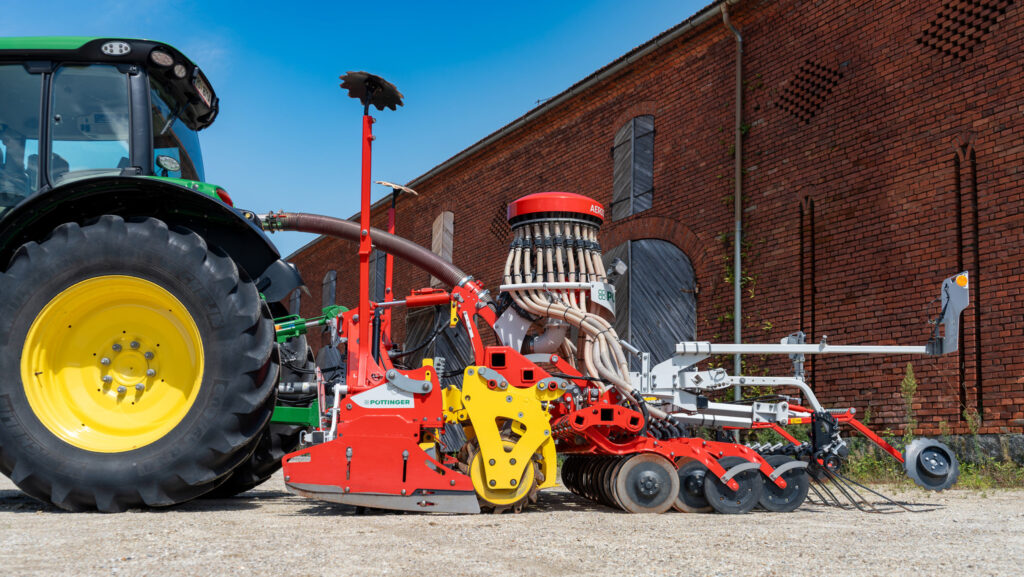 The 3m version of the Aerosem F with a Lion 3040 Classic power harrow © Pottinger