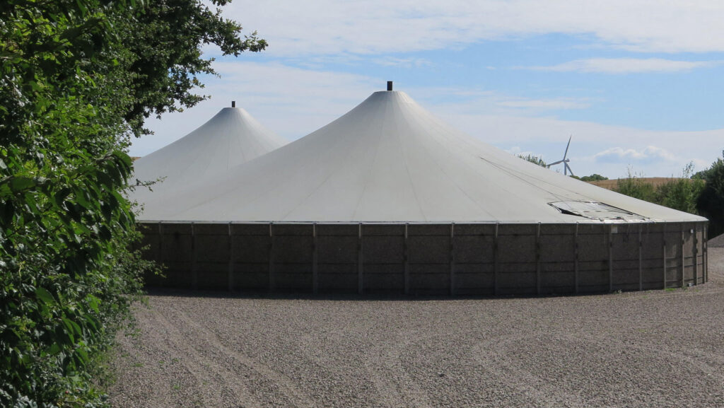 Covered slurry store © Johnny Walker/Alamy Stock Photo