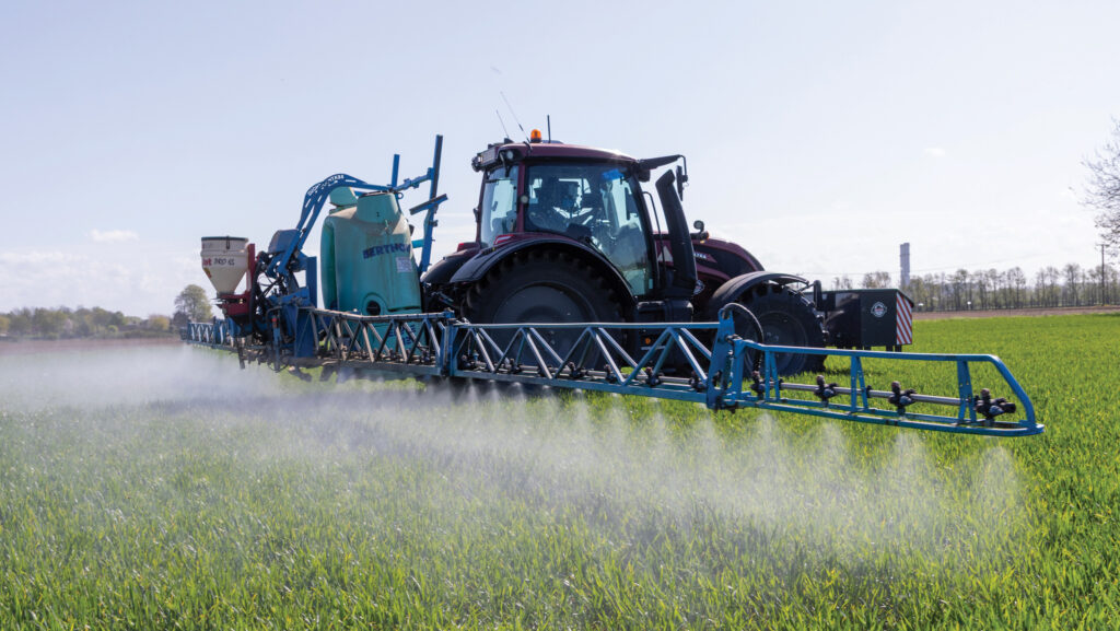 Spraying wheat at T1 © GNP