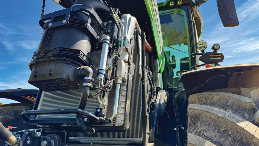 Cooling pack and engine on the Deutz-Fahr 8340