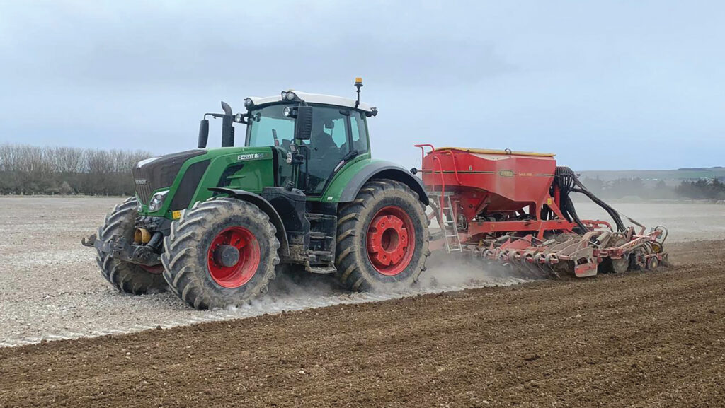 Fendt tractor drilling oats