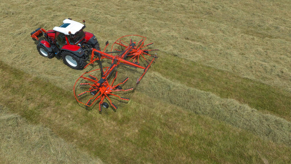 Kuhn’s 7.4m close-coupled mounted twin rotor rake © Kuhn