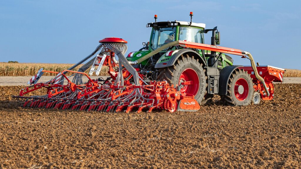 A 6m Kuhn HR 6030 RCS power-seeder outfit in action © Kuhn