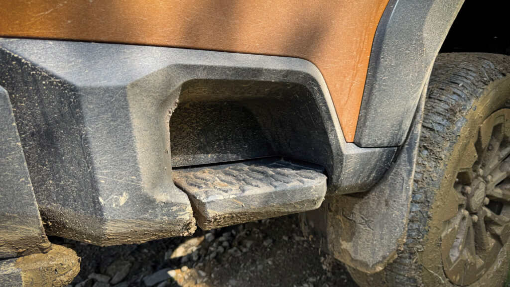 Side step beside rear wheel